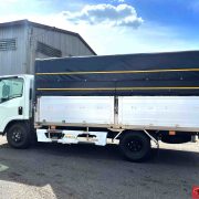 xe-tai-isuzu-nmr310-thung-mui-bat- tai-trong-3,5 tan-1